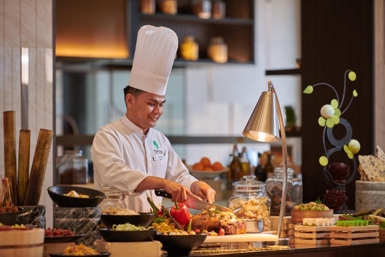 Pavilion Hotel Kuala Lumpur Managed By Banyan Tree Exteriér fotografie A chef at work