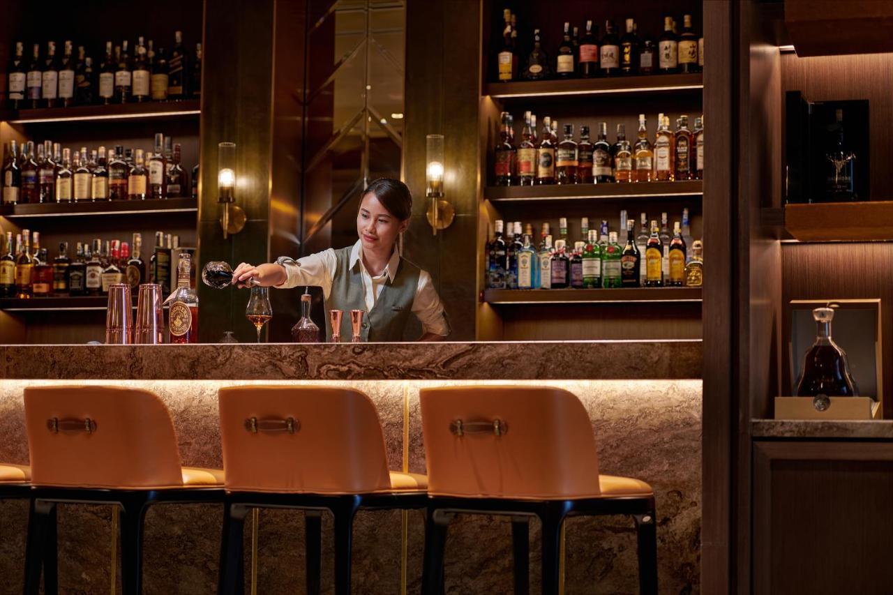 Pavilion Hotel Kuala Lumpur Managed By Banyan Tree Exteriér fotografie The bar at the Hong Kong Bar